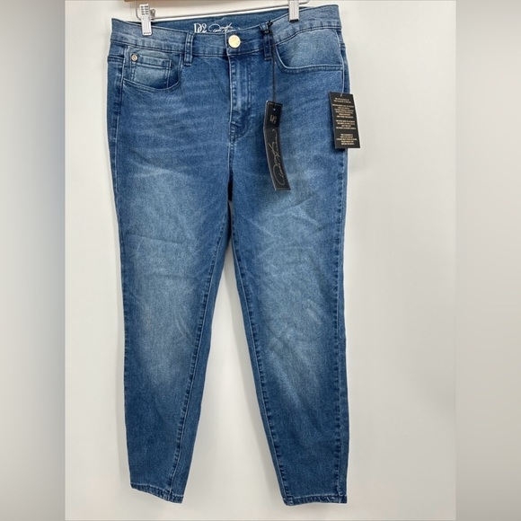 DG2 by Diane Gilman Size 10 Blue Straight Leg Stretch Jeans NWT - Picture 1 of 6